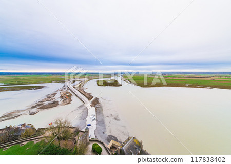 從法國聖米歇爾山看對岸 從法國聖米歇爾山看對岸 117838402