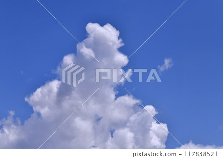 日本橫濱城市景觀夏日的天空。日本列島繼續經歷酷熱...天空中有巨大的雲彩... = 8 月 25 日，來自橫濱 117838521