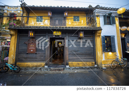 This is the beautiful scenery of Hoi An, a famous tourist attraction in Vietnam. 117838726