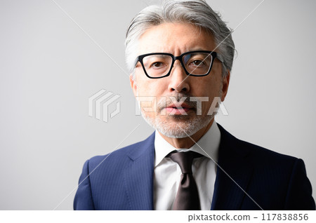 穿著西裝的男人 117838856