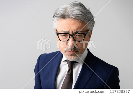 穿著西裝的男人 穿著西裝的男人 117838857