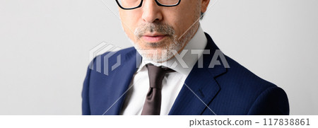 穿著西裝的男人 穿著西裝的男人 117838861