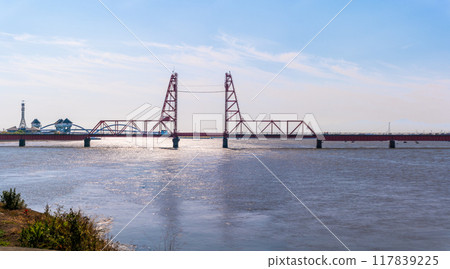 沐浴朝陽的吊橋 築後川吊橋(築後川吊橋)佐賀市本富“佐賀縣與福岡縣的縣界” 沐浴朝陽的吊橋 築後川吊橋(築後川吊橋)佐賀市本富“佐賀縣與福岡縣的縣界” 117839225