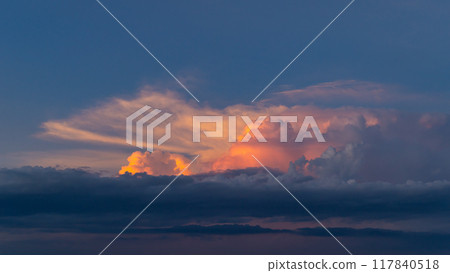 夏季藍天中夕陽著色的積雨雲 A-1 117840518