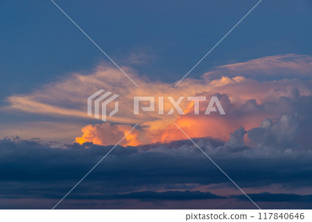 夏季藍天 b-1 中夕陽著色的積雨雲 夏季藍天 b-1 中夕陽著色的積雨雲 117840646