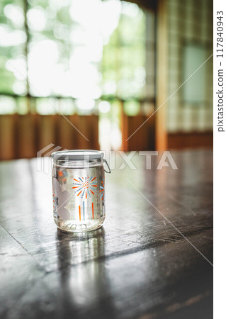 桌子上有一個有煙火圖案的玻璃杯 桌子上有一個有煙火圖案的玻璃杯 117840943