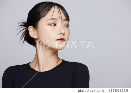 身穿黑色針織衫的年輕女子的別緻化妝形象 117841219