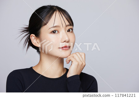 身穿黑色針織衫的年輕女子的別緻化妝形象 117841221