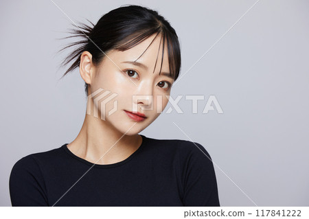 身穿黑色針織衫的年輕女子的別緻化妝形象 117841222