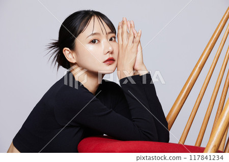 身穿黑色針織衫的年輕女子的別緻化妝形象 117841234