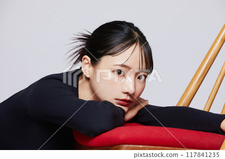 身穿黑色針織衫的年輕女子的別緻化妝形象 117841235