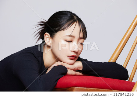 身穿黑色針織衫的年輕女子的別緻化妝形象 117841236