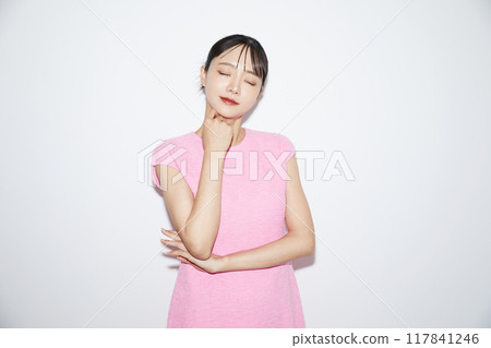 白色背景下拍攝的一名年輕女子的休閒化妝圖像 117841246