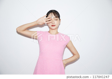 白色背景下拍攝的一名年輕女子的休閒化妝圖像 117841247