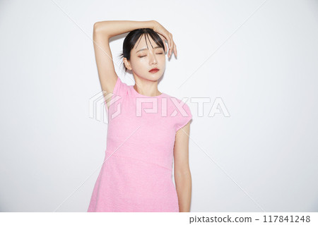 白色背景下拍攝的一名年輕女子的休閒化妝圖像 117841248