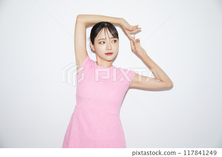 白色背景下拍攝的一名年輕女子的休閒化妝圖像 117841249