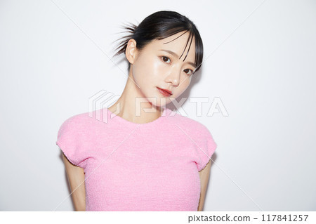 白色背景下拍攝的一名年輕女子的休閒化妝圖像 117841257