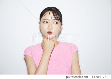 白色背景下拍攝的一名年輕女子的休閒化妝圖像 117841259