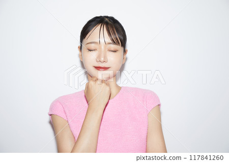 白色背景下拍攝的一名年輕女子的休閒化妝圖像 白色背景下拍攝的一名年輕女子的休閒化妝圖像 117841260