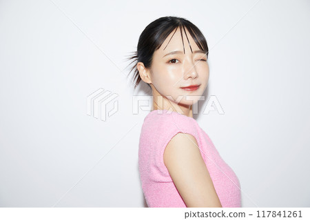 白色背景下拍攝的一名年輕女子的休閒化妝圖像 白色背景下拍攝的一名年輕女子的休閒化妝圖像 117841261