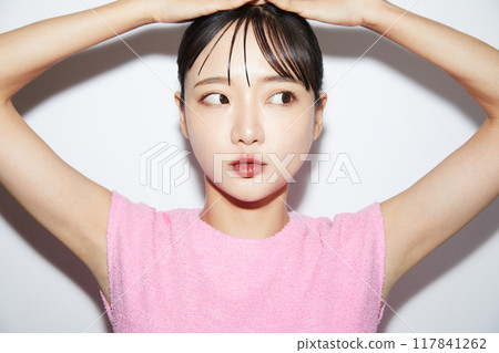 白色背景下拍攝的一名年輕女子的休閒化妝圖像 白色背景下拍攝的一名年輕女子的休閒化妝圖像 117841262