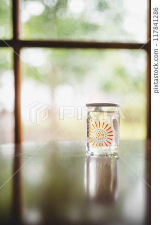 玻璃杯放在窗邊 玻璃杯放在窗邊 117841286