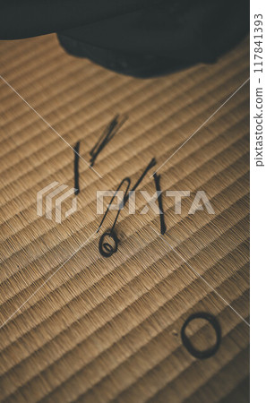 Hairpins and rubber bands on the tatami 117841393