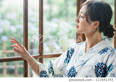 坐在邊緣的yukata的一名婦女 117841743