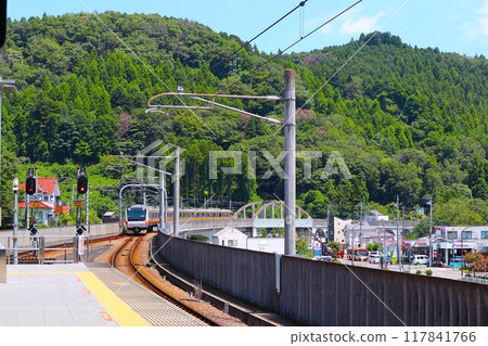 Itsukaichi Line train arriving at Musashi-Itsukaichi Station Itsukaichi Line train arriving at Musashi-Itsukaichi Station 117841766