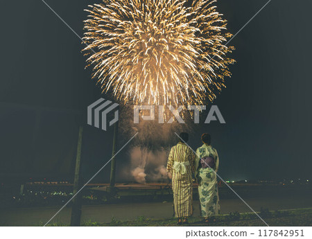 兩個穿著浴衣的女人看煙火 117842951