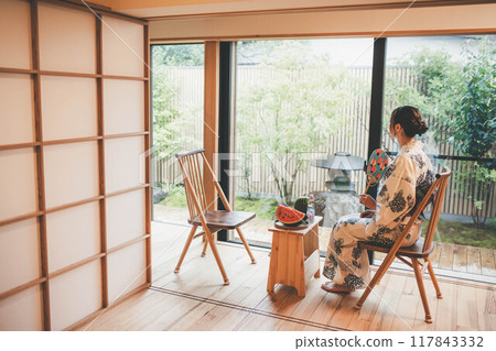 Yukata的一名婦女吃西瓜的 117843332