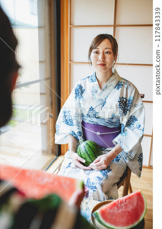 Yukata的一名婦女吃西瓜的 Yukata的一名婦女吃西瓜的 117843339