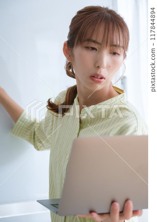 一位年輕女性想像辦公室的問題 一位年輕女性想像辦公室的問題 117844894