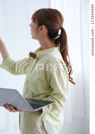 一位年輕女性想像辦公室的問題 117844899