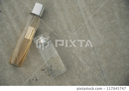 沙灘上放置的化妝品 沙灘上放置的化妝品 117845747