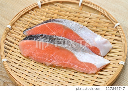 Uncooked coho salmon, silver salmon, silver salmon fillets, for grilling, from Miyagi Prefecture. 117846747