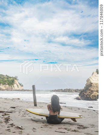 一個女人在海裡衝浪的後視圖 一個女人在海裡衝浪的後視圖 117846809