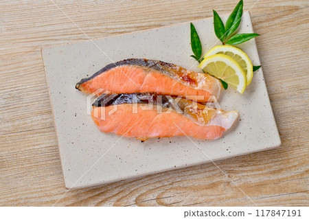 烤魚，烤魚，烹飪，銀鮭魚，銀夾克，魚片，兩片，魚菜，配菜，配菜。 117847191