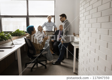 African female, group meeting participant, share opinion, solution or strategy 117847350