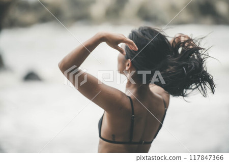年輕女子把頭髮綁在海灘上 117847366