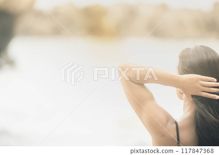 年輕女子把頭髮綁在海灘上 117847368