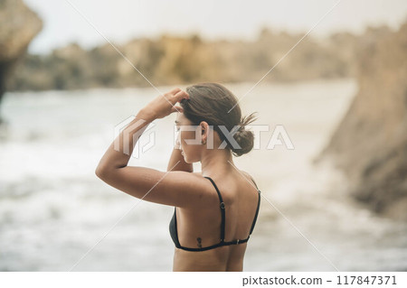 年輕女子把頭髮綁在海灘上 117847371