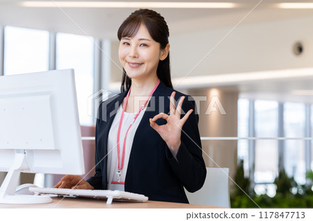 在辦公室工作的女商人攝影合作：Dempa Gakuen Educational Corporation、東京電子專門學校 117847713