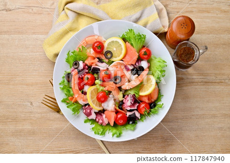 沙拉熟食店，裝海鮮沙拉，蔬菜，生蔬菜，蝦，章魚，煙燻鮭魚。 117847940