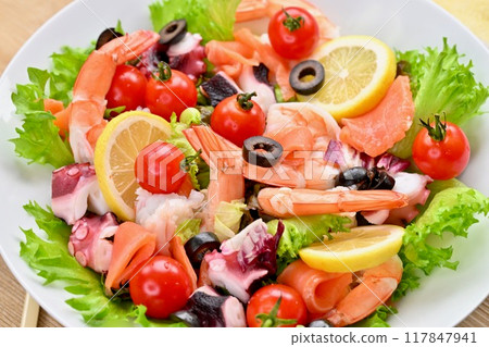 沙拉熟食店，裝海鮮沙拉，蔬菜，生蔬菜，蝦，章魚，煙燻鮭魚。 117847941