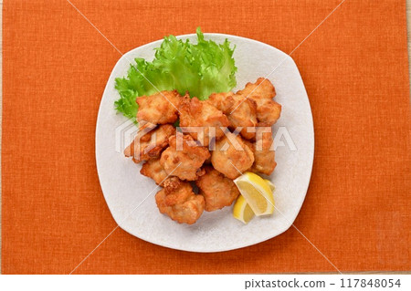 Fried chicken, karaage, deep-fried chicken, fried foods, meat dishes, side dishes, prepared foods, lemons, lots of them. 117848054