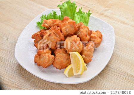 炸雞,炸雞,炸雞,炸雞,炸雞,油炸食品,蕎菜,配菜,配菜,檸檬,很多東西。 炸雞,炸雞,炸雞,炸雞,炸雞,油炸食品,蕎菜,配菜,配菜,檸檬,很多東西。 117848058