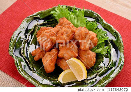 Fried chicken, karaage, deep-fried chicken, fried foods, meat dishes, side dishes, prepared foods, lemons, lots of them. Fried chicken, karaage, deep-fried chicken, fried foods, meat dishes, side dishes, prepared foods, lemons, lots of them. 117848070