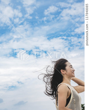 強風中坐在海灘上的女人 強風中坐在海灘上的女人 117848085