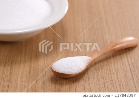 用湯匙舀出細砂糖 用湯匙舀出細砂糖 117848397